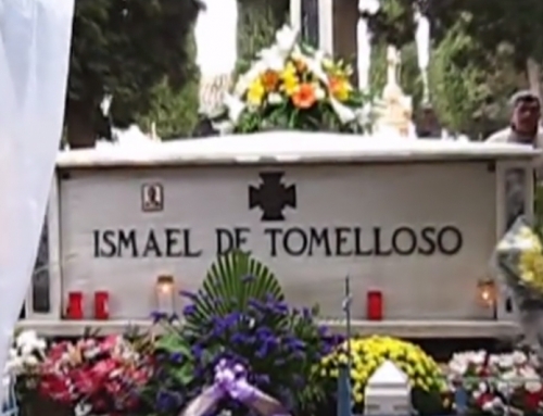 La Cruz de la JMJ en la tumba de Ismael en el cementerio de Tomelloso